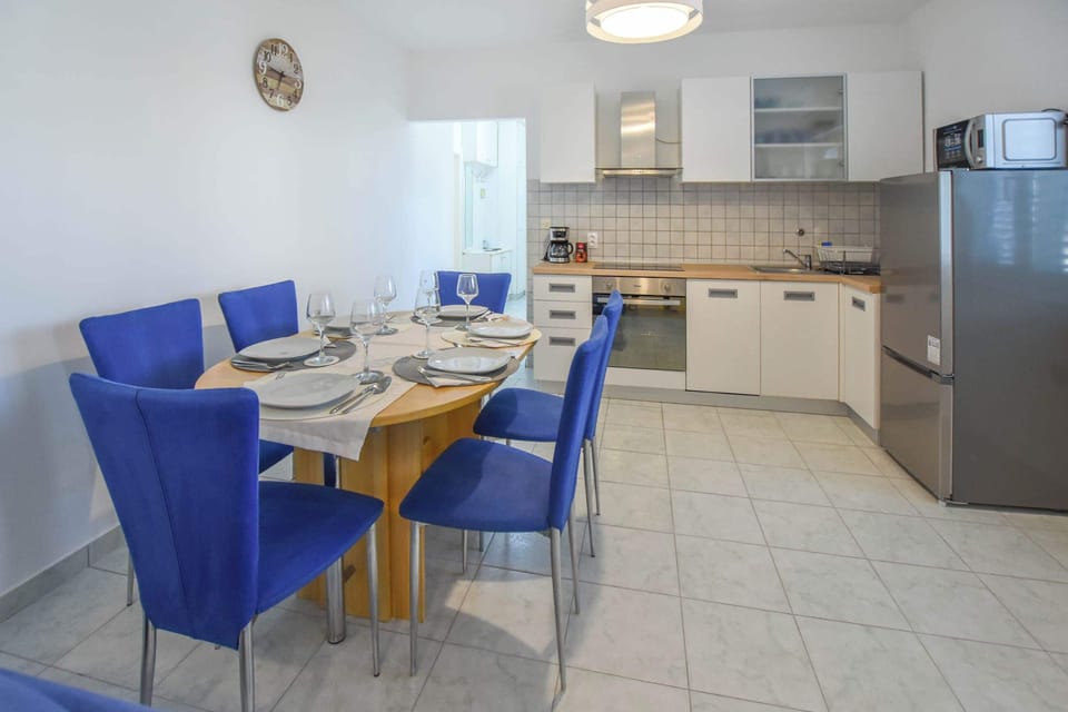 Apartment (A1) | Private kitchen | Fridge, microwave, oven, stovetop