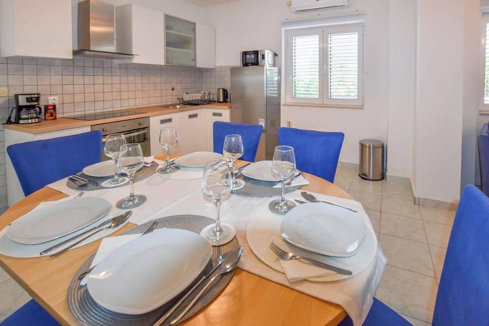 Apartment (A1) | Private kitchen | Fridge, microwave, oven, stovetop