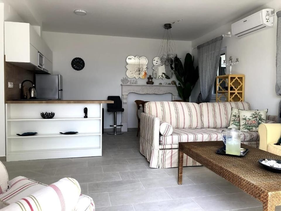 Apartment (A1) | Private kitchen | Fridge, microwave, oven, stovetop