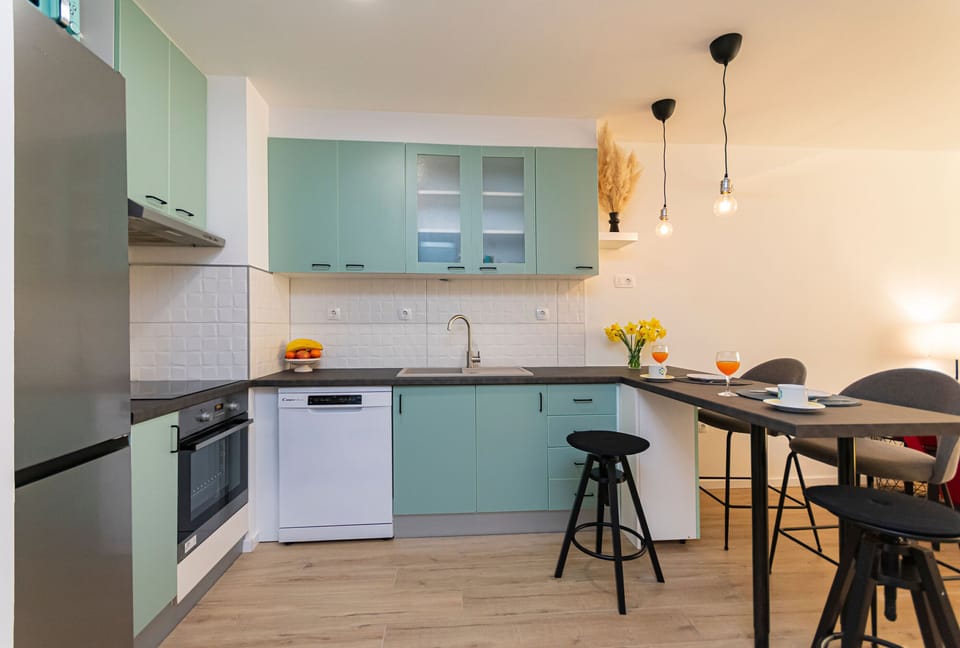 Apartment (A1) | Private kitchen | Fridge, microwave, oven, stovetop
