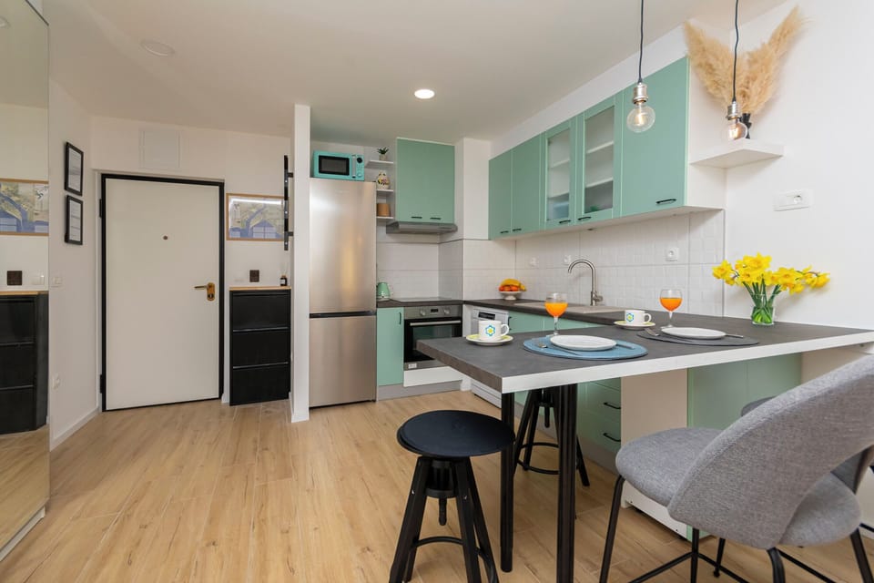 Apartment (A1) | Private kitchen | Fridge, microwave, oven, stovetop