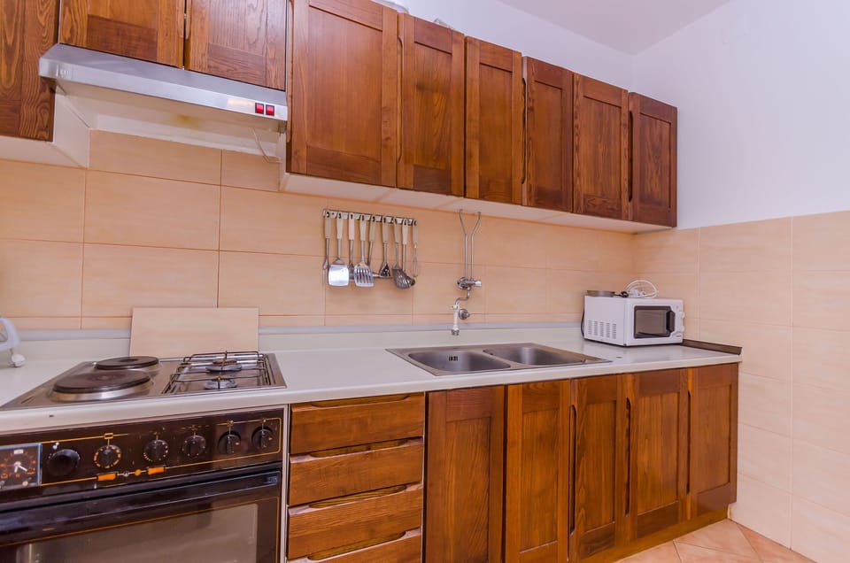 Apartment (A1) | Private kitchen | Fridge, oven, stovetop, espresso maker