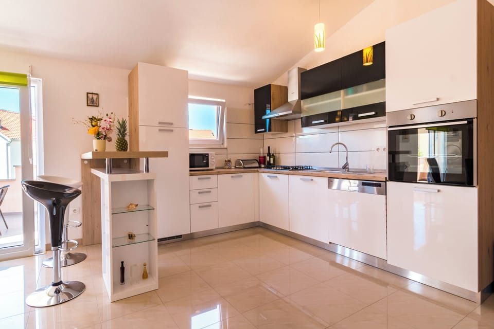 Apartment (A1) | Private kitchen | Fridge, microwave, oven, stovetop