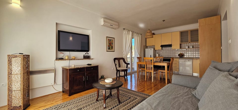 Apartment (A1) | Dining