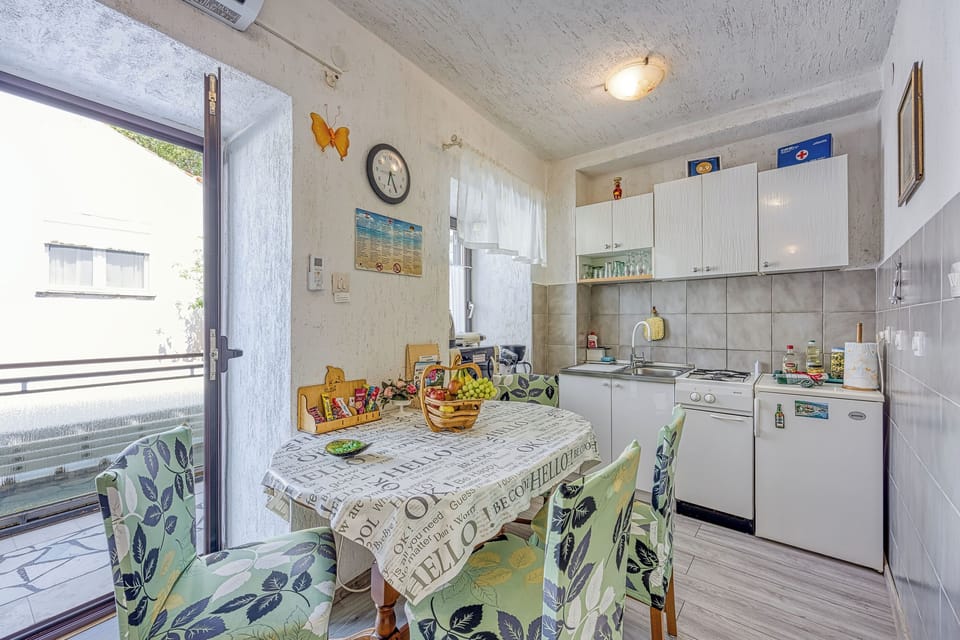 Studio (A1) | Private kitchen | Fridge, microwave, stovetop, espresso maker