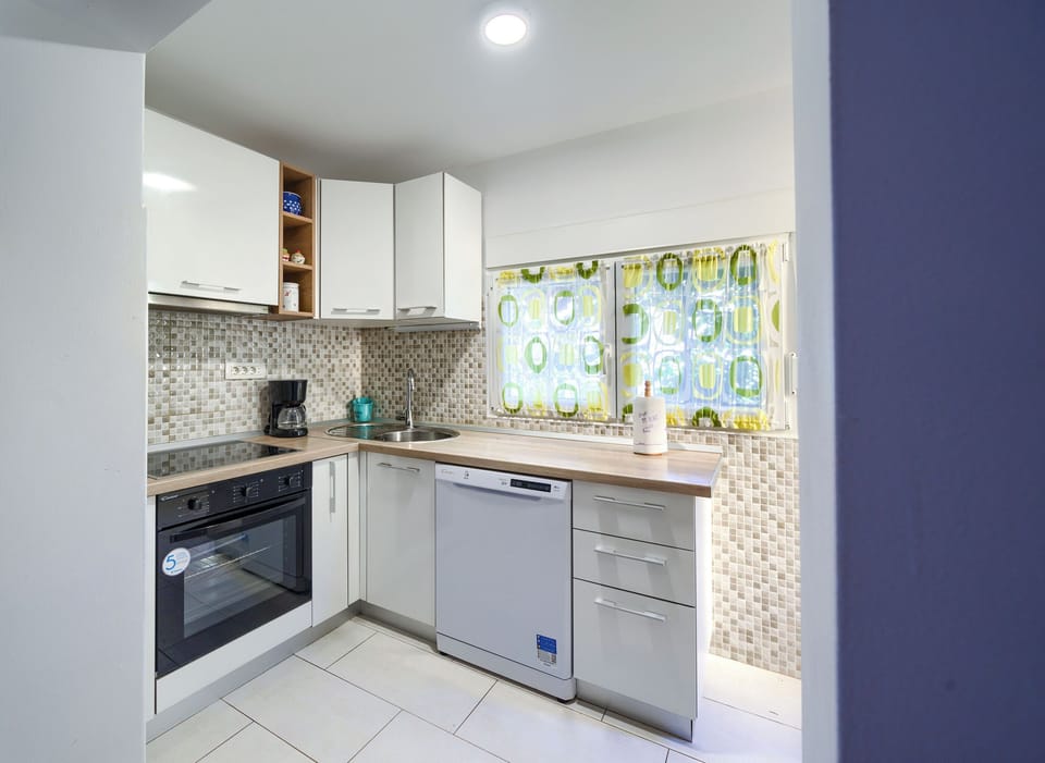 House | Private kitchen | Fridge, microwave, oven, stovetop