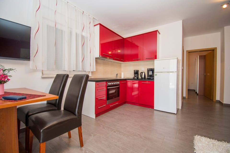 Apartment (A1) | Private kitchen | Fridge, oven, stovetop, electric kettle