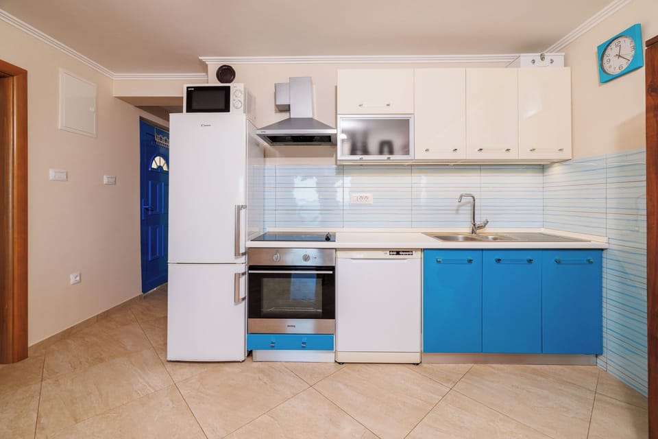 Apartment (A1) | Private kitchen | Fridge, microwave, oven, stovetop