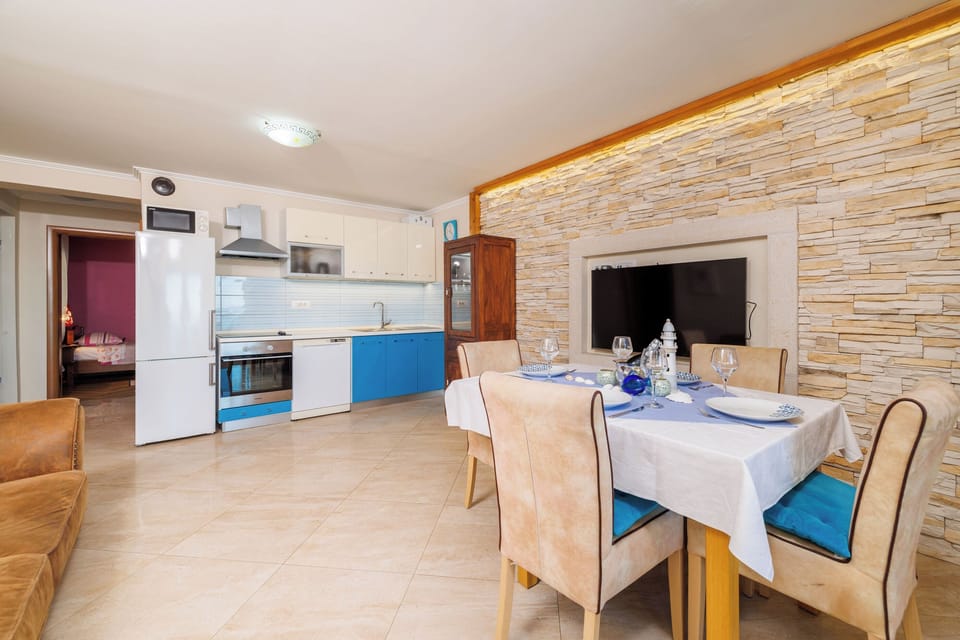 Apartment (A1) | Dining