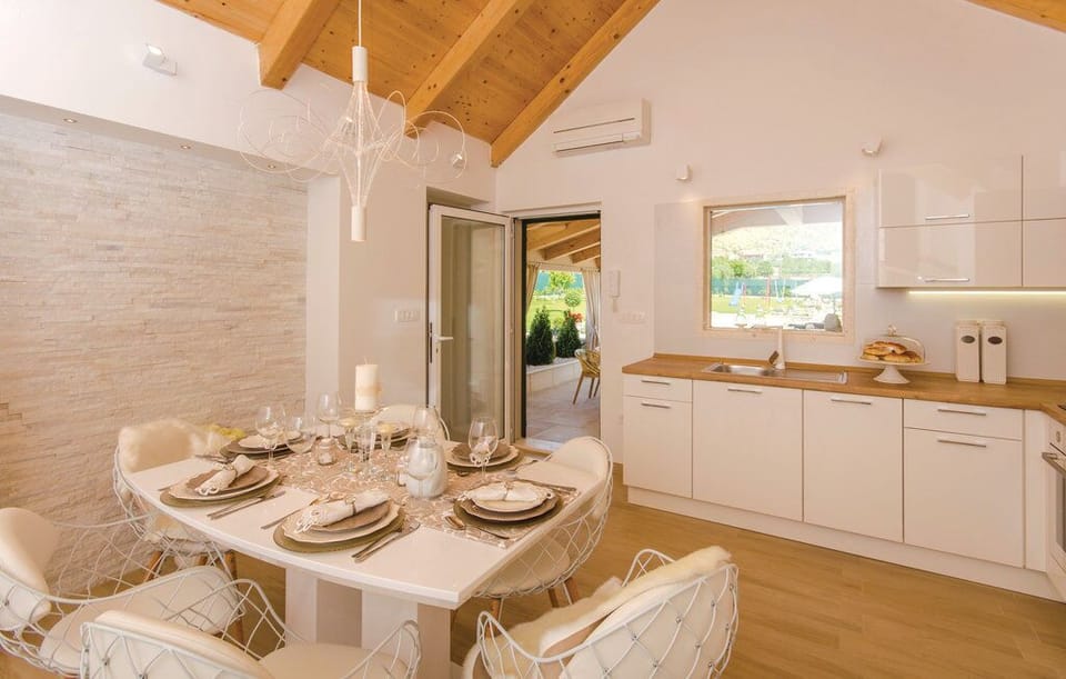 Villa | Dining