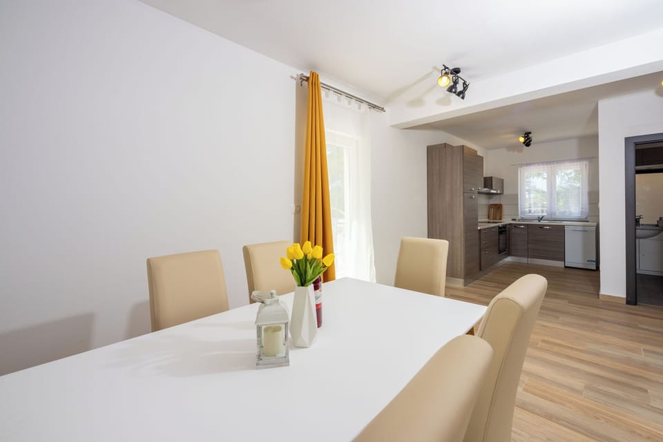 Villa | Dining
