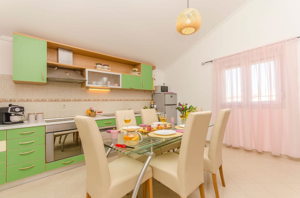 Apartment (A1) | Private kitchen | Fridge, microwave, oven, stovetop