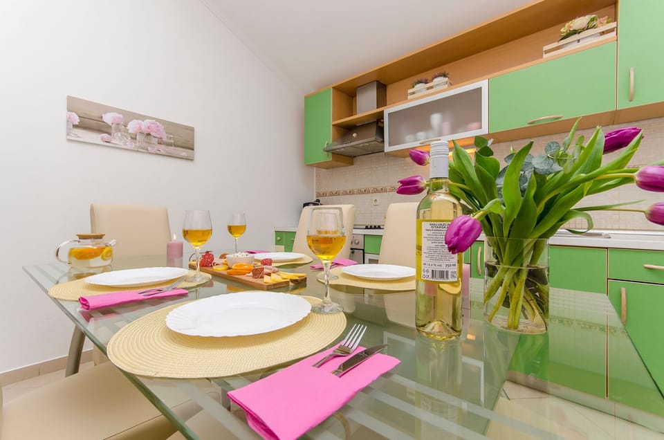Apartment (A1) | Private kitchen | Fridge, microwave, oven, stovetop