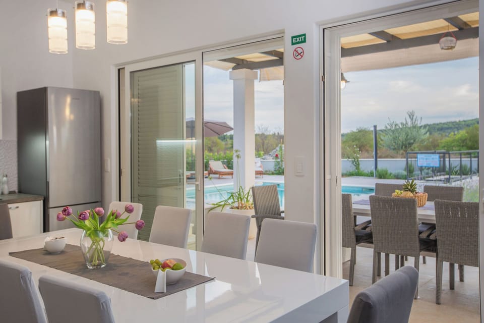 Villa | Dining