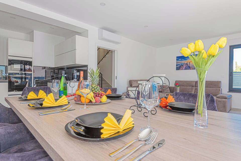 Villa | Dining