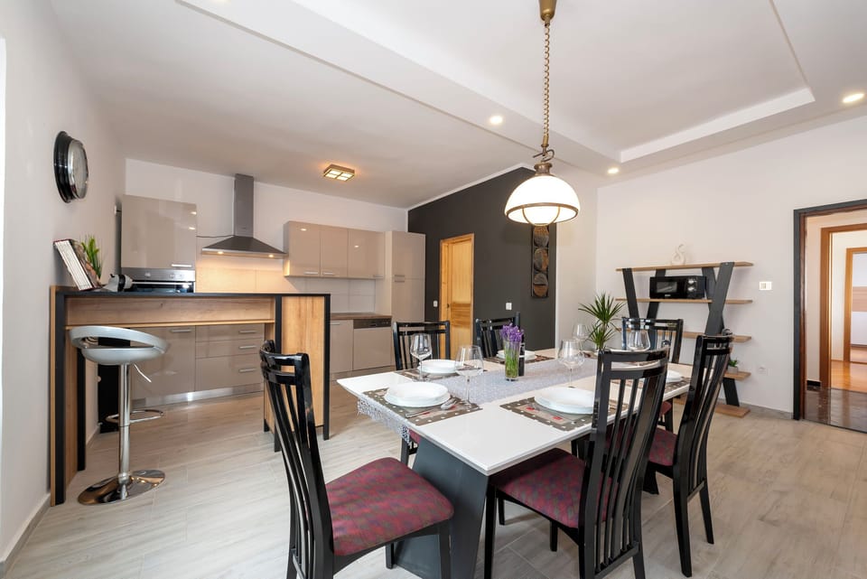 Villa | Dining