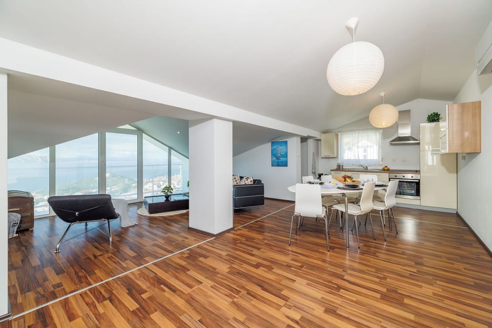 Villa | Living room | Smart TV, streaming services