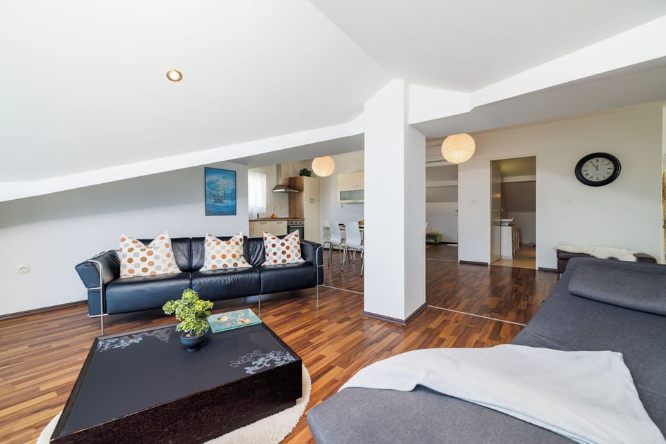 Villa | Living room | Smart TV, streaming services