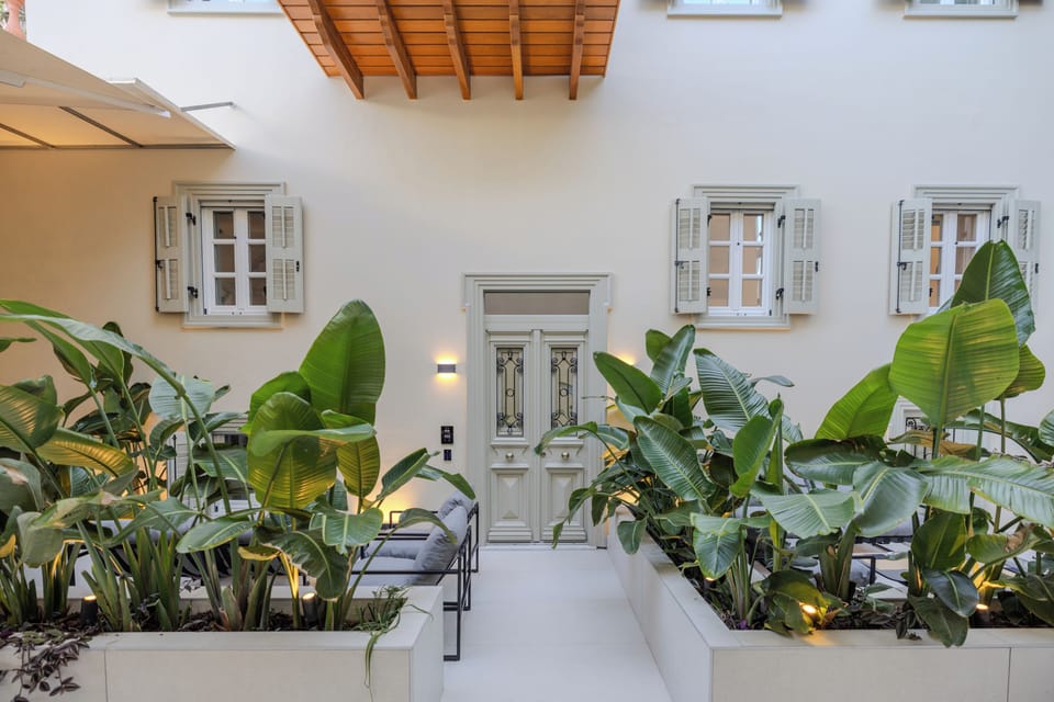 Deluxe Suite, Non Smoking, Courtyard View | Living area | TV