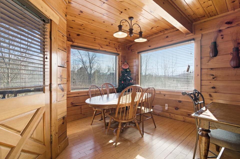 Signature Cabin, 4 Bedrooms, Hot Tub, Mountainside | In-room dining
