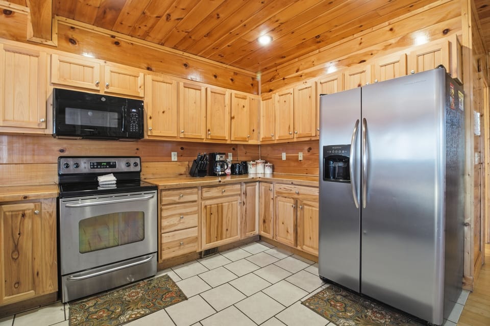 Signature Cabin, 4 Bedrooms, Hot Tub, Mountainside | Private kitchen | Fridge, microwave, oven, stovetop