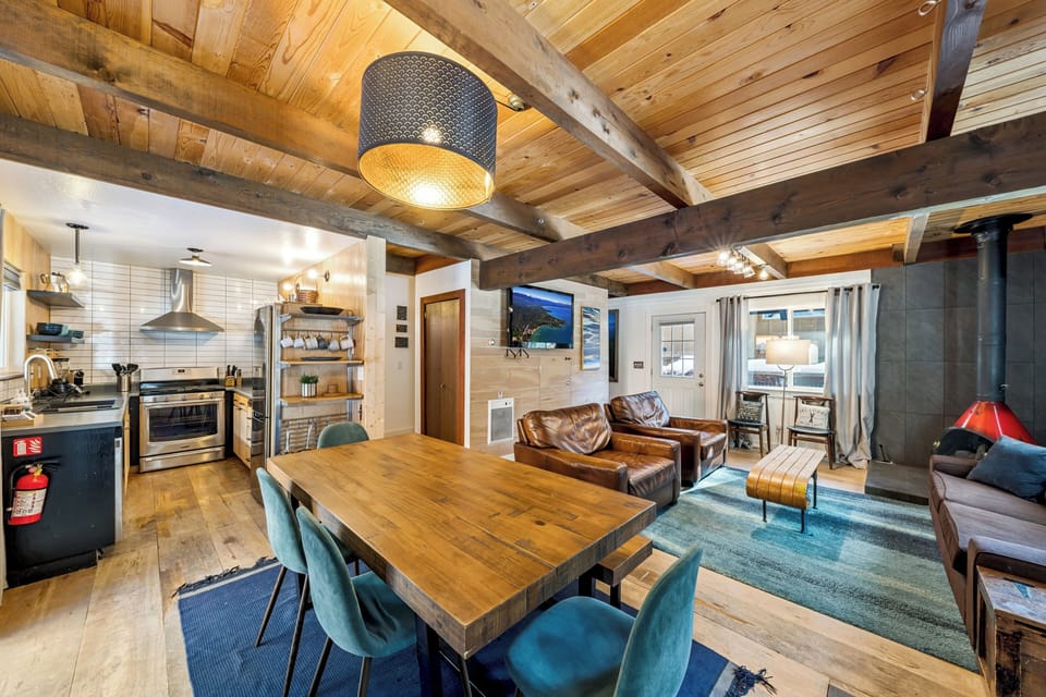 Relax in this stunning open-plan living space where rustic beams meet modern comfort. Your mountain retreat combines cozy leather seating with a fully equipped kitchen.