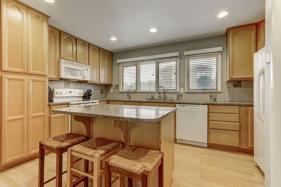 Townhome, 3 Bedrooms | Private kitchen | Fridge, oven, coffee/tea maker, toaster