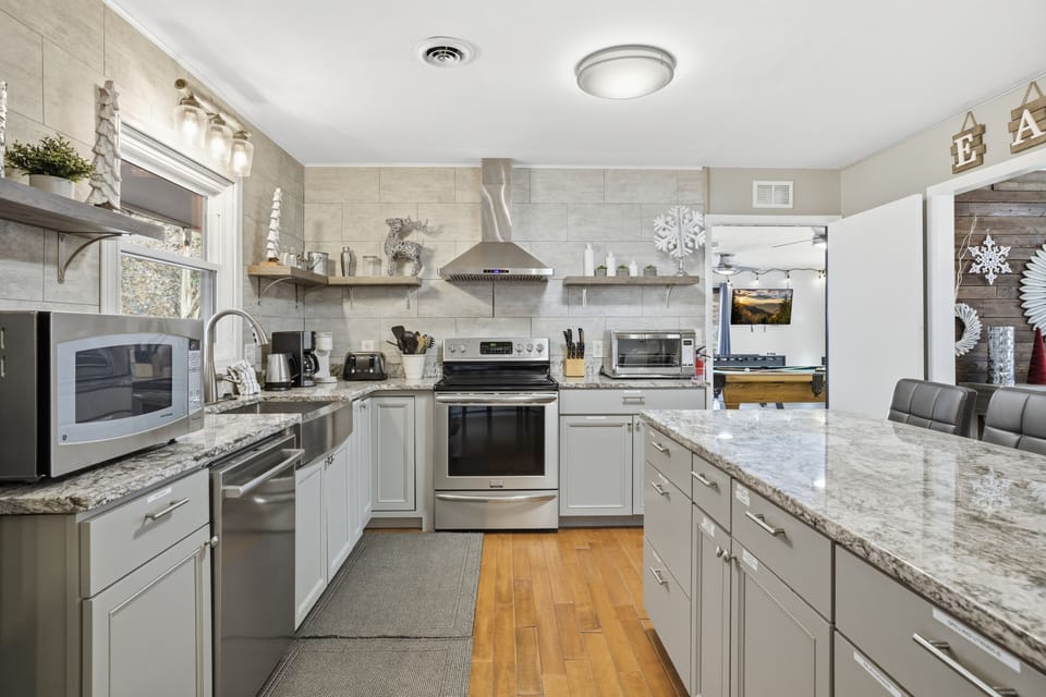 Cabin, 3 Bedrooms | Private kitchen | Coffee/tea maker, fridge, oven, toaster