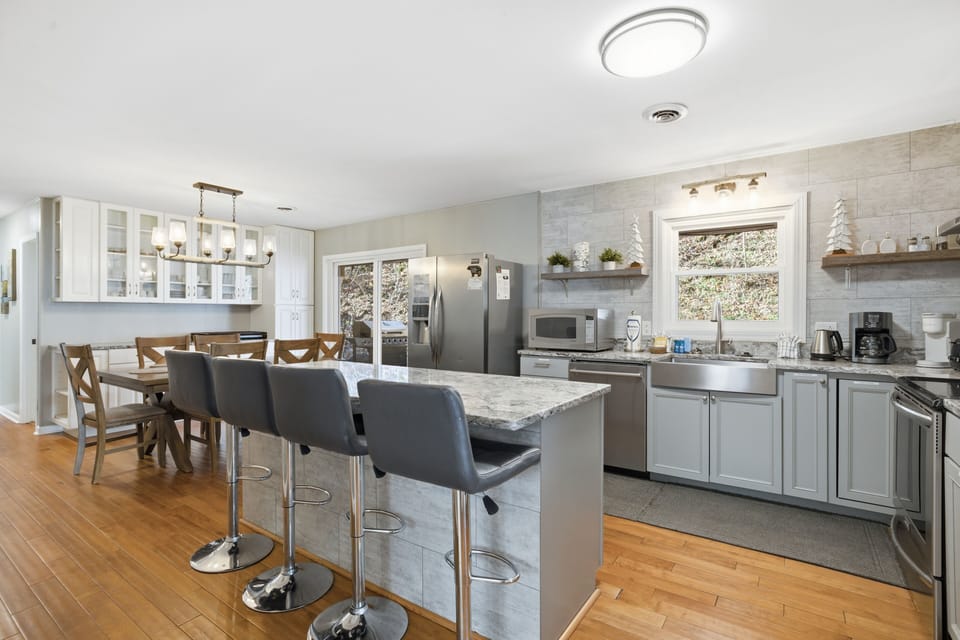 Cabin, 3 Bedrooms | Private kitchen | Coffee/tea maker, fridge, oven, toaster