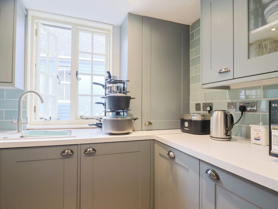 Cottage | Private kitchen | Dishwasher, cookware/dishes/utensils
