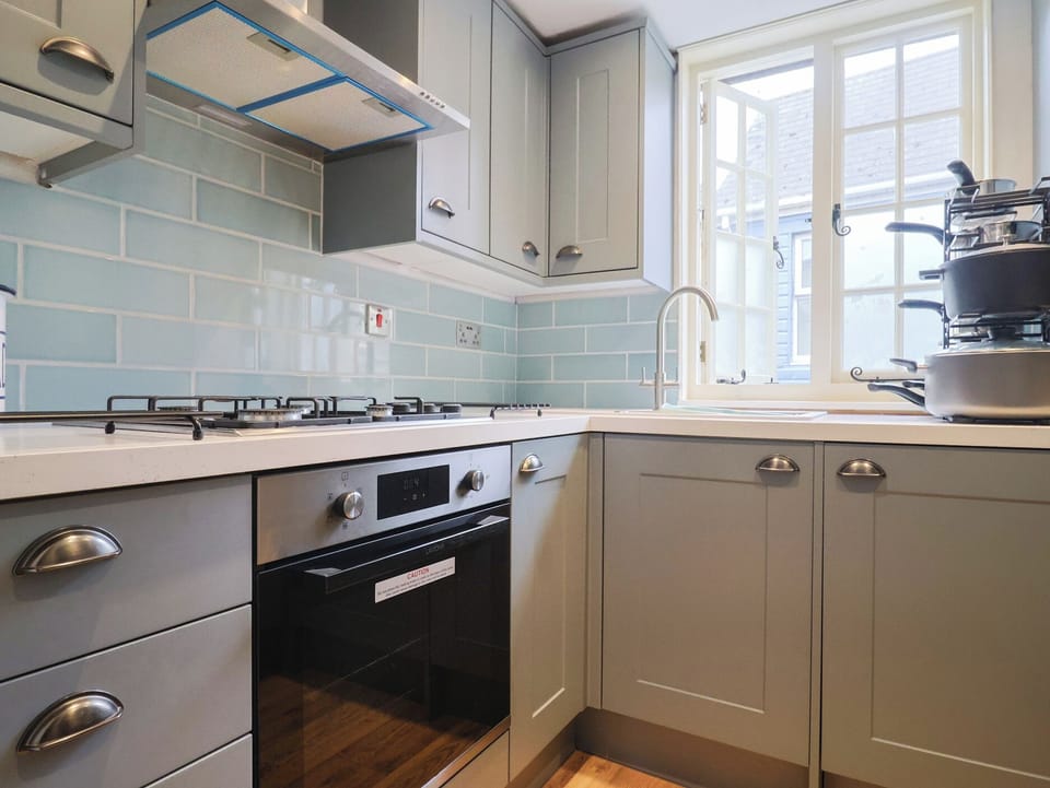 Cottage | Private kitchen | Dishwasher, cookware/dishes/utensils