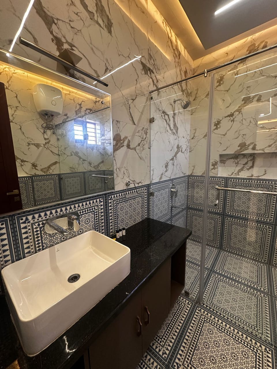 Luxury Triple Room | Bathroom | Shower, towels, soap, shampoo