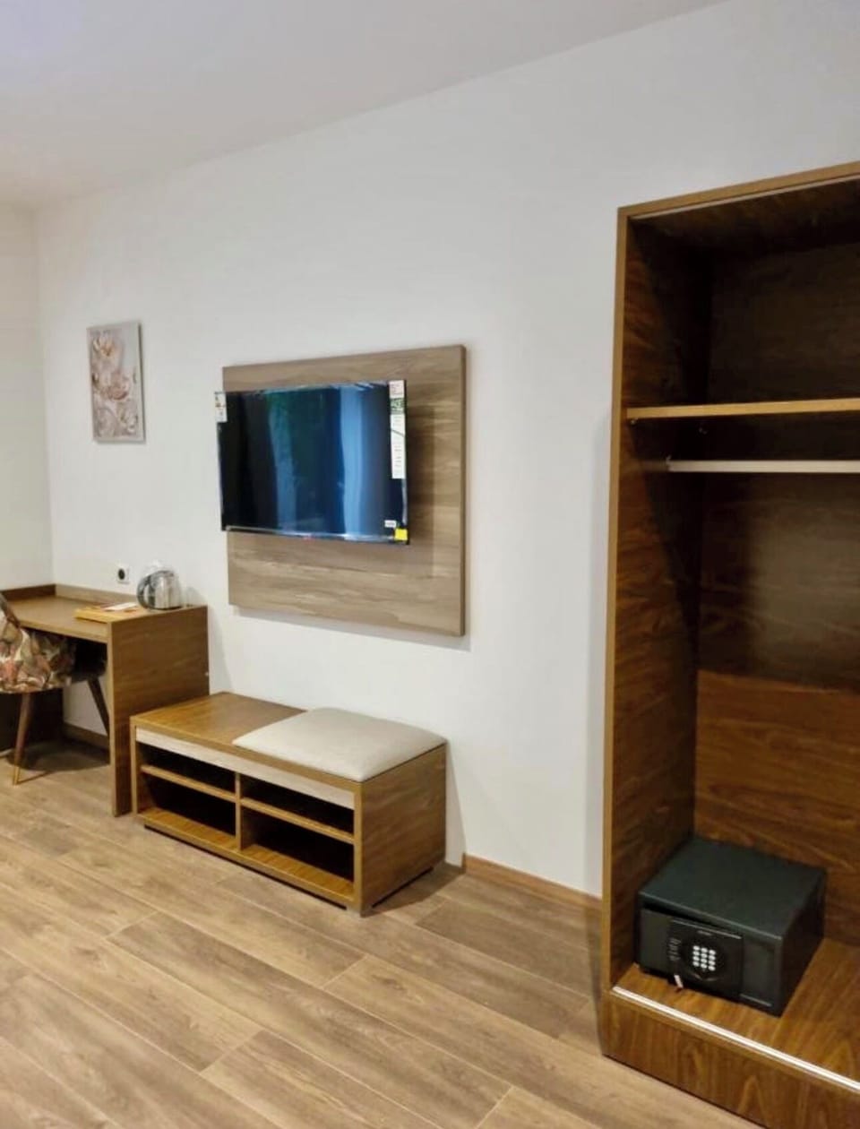 Deluxe Double or Twin Room | In-room safe, desk, laptop workspace, blackout drapes