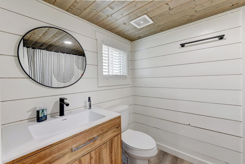 Full size bathroom