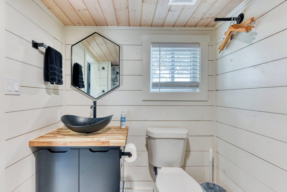 Full size bathroom - Iceland
