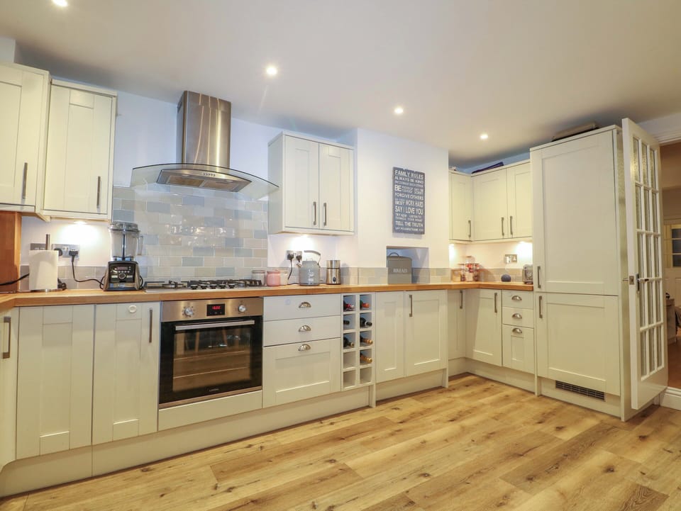 Dishwasher, cookware/dishes/utensils