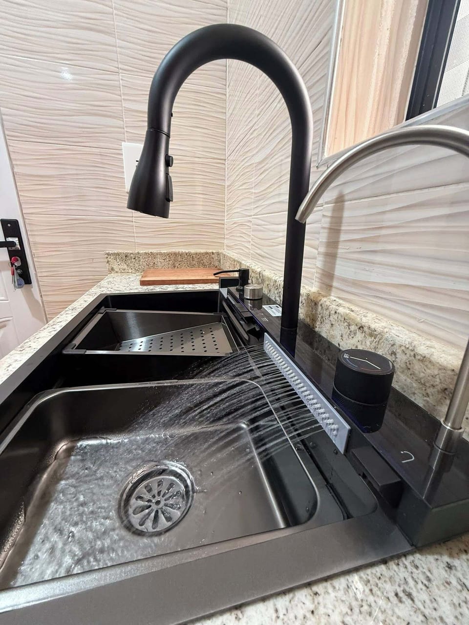 Family Apartment, Balcony, City View | Private kitchen | Fridge, microwave, oven, stovetop