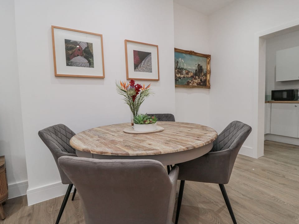 Cottage | Dining