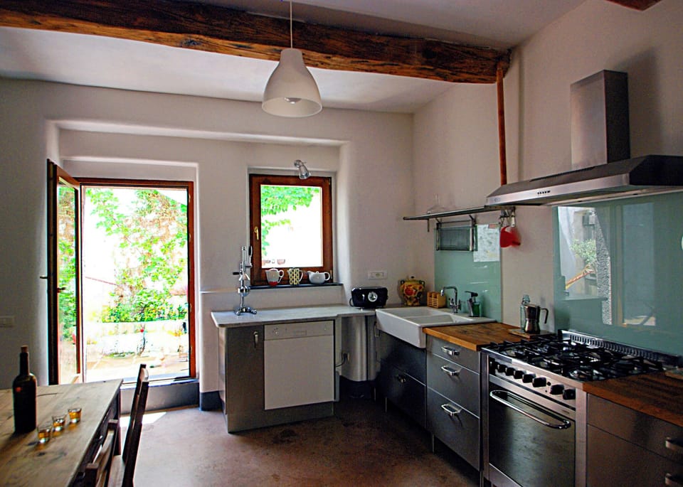 House, Patio | Private kitchen | Electric kettle, toaster