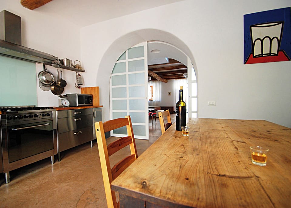 House, Patio | Private kitchen | Electric kettle, toaster