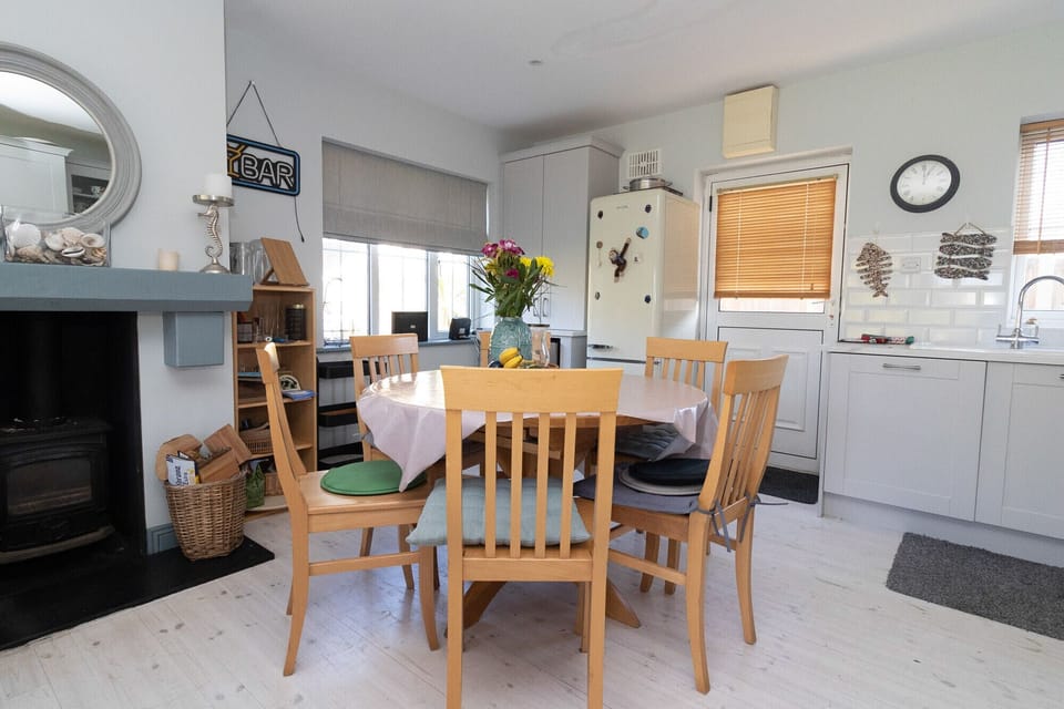 Brittas Bay Holiday Park No 7. Open plan kitchen, dining for 6 modern kitchen. Stove.