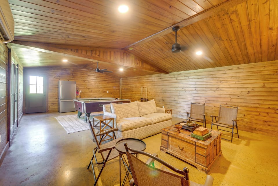 Detached Lounge