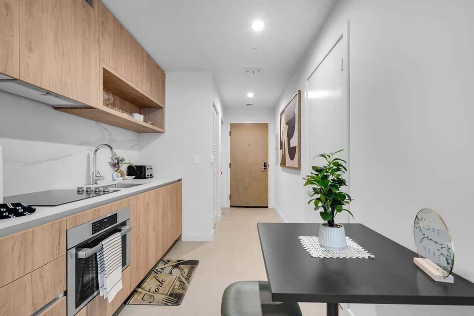 From the moment you walk through the door, you have access to a fully equipped workspace/dining table and a modern kitchen, maximizing both style and utility.