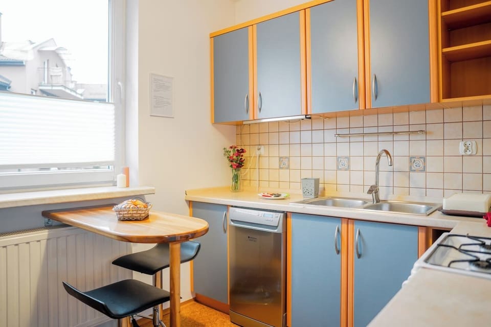 Kraków cozy 46m2 Apartment with Workspace - Perfect for Business Trips - Book Now with RENTUJEMY