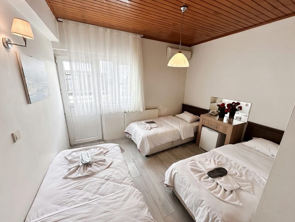 Classic Triple Room | Desk, laptop workspace, soundproofing, free WiFi