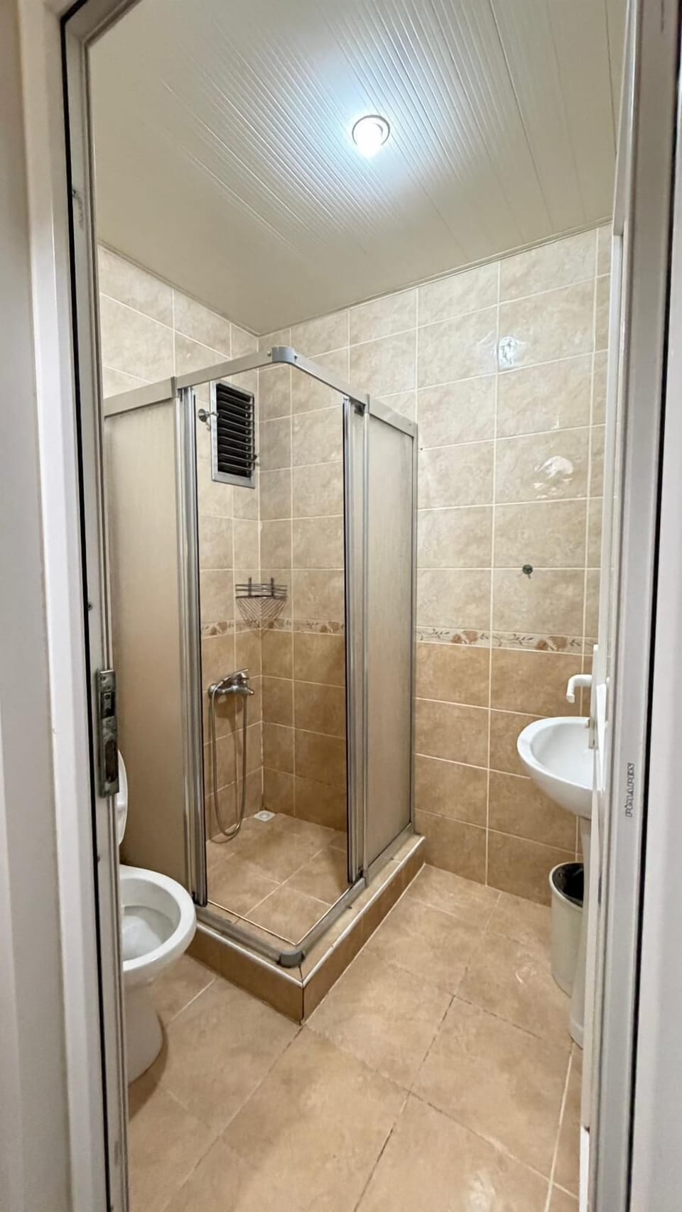 Standard Twin Room, Multiple Beds, Non Smoking | Bathroom | Shower, hair dryer, towels, soap
