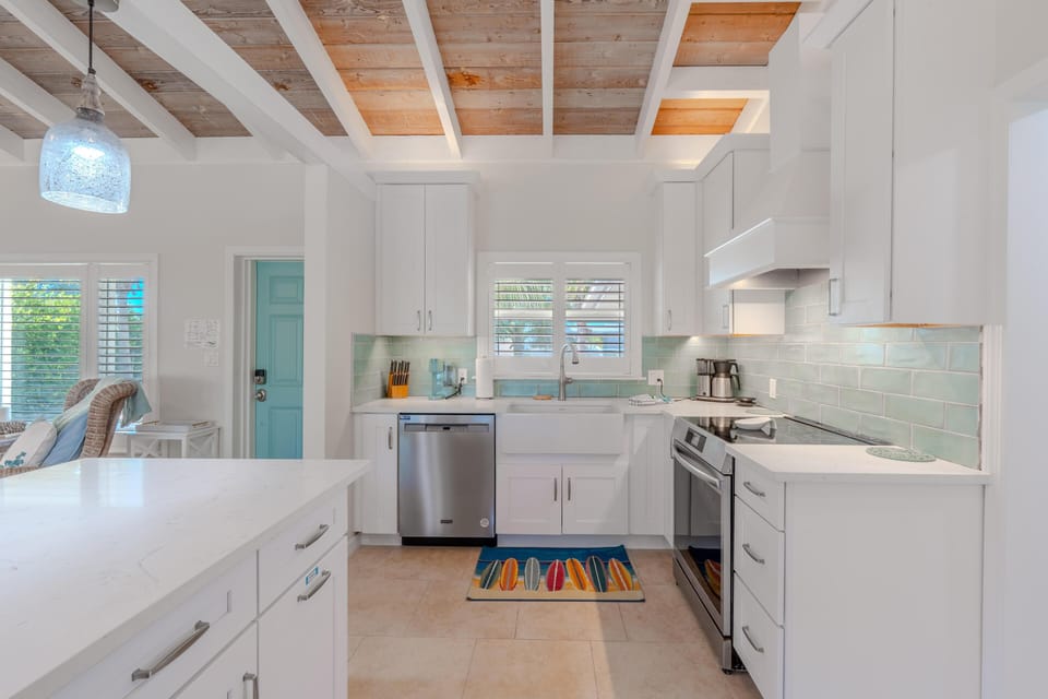 House, Multiple Beds (Beautiful Life on Madison) | Private kitchen | Oven, toaster