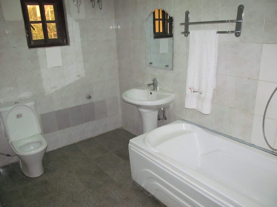 Deluxe Room, Balcony, City View | Bathroom | Free toiletries, hair dryer, towels, soap