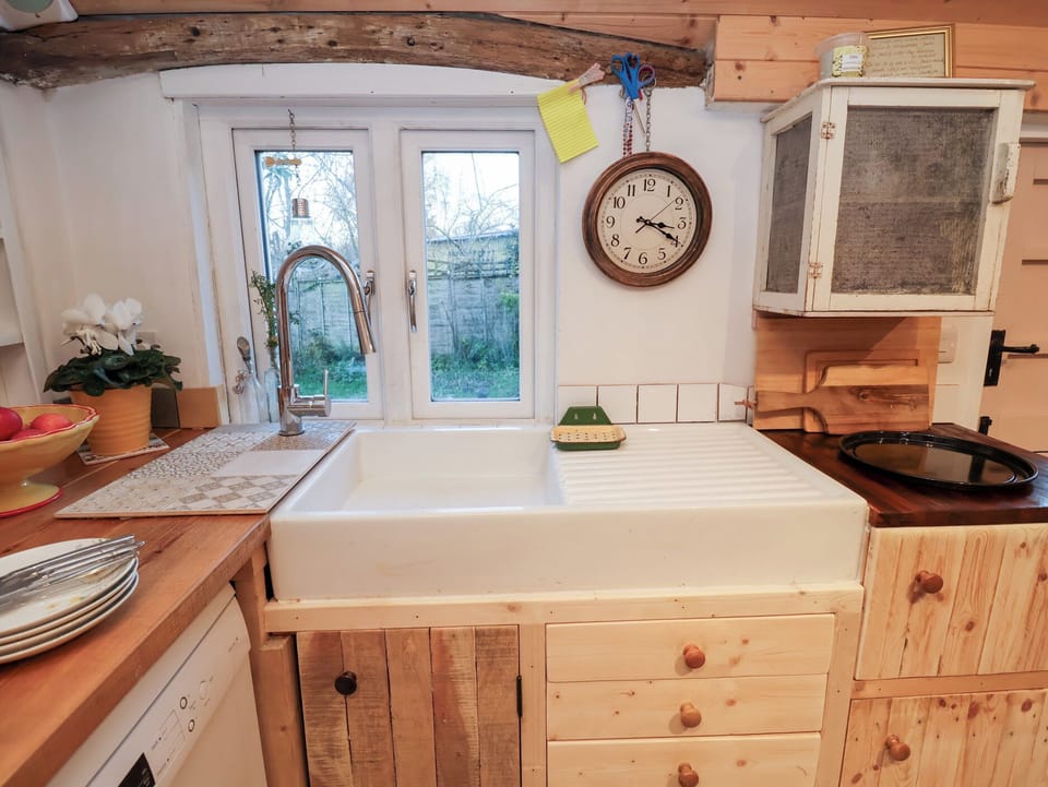 Fridge, microwave, dishwasher, cookware/dishes/utensils