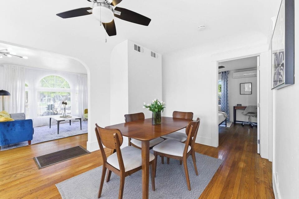 Spacious dining area for 4